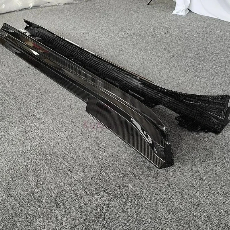 

Комплект обвеса из сухого карбона для Porsche Taycan: накладки на пороги и боковые юбки для тюнинга и модернизации