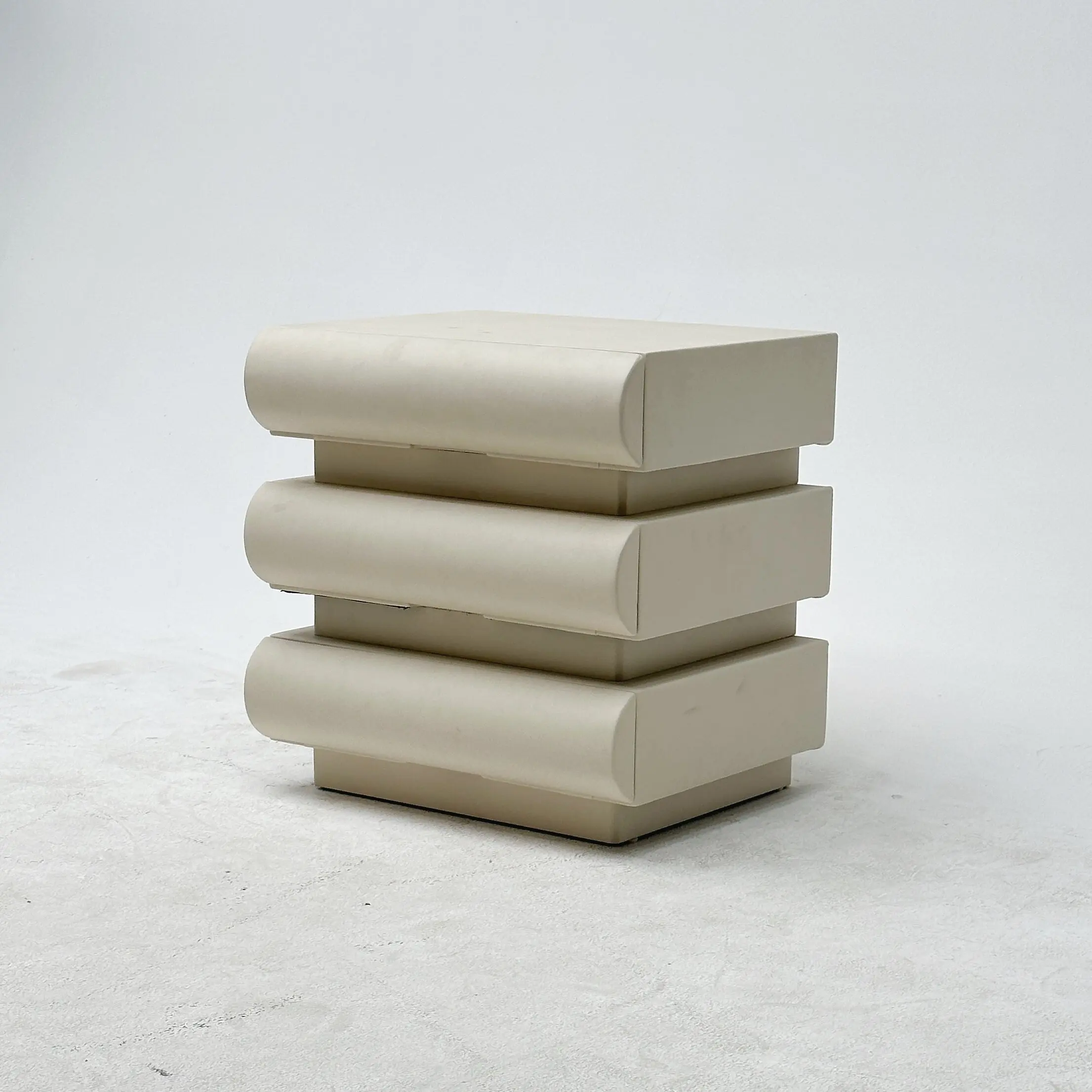 

Современная прикроватная тумбочка из массива дерева, роскошная прикроватная тумбочка с элегантными ящиками, прикроватная тумбочка для гостиничных номеров с функцией хранения.