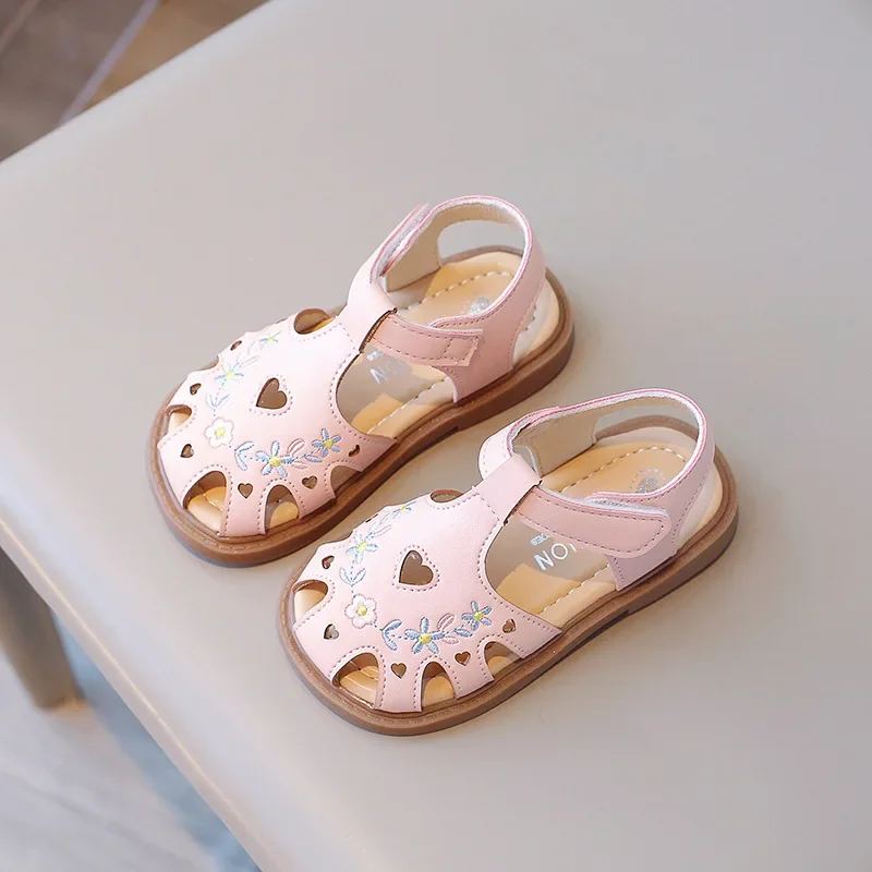 Kid Shoe Girl Soft Soles Casual Shoe Fashionable Princess Shoes New Flower Embroidery Beach Shoes Love-Shape Girl Sandals 2024