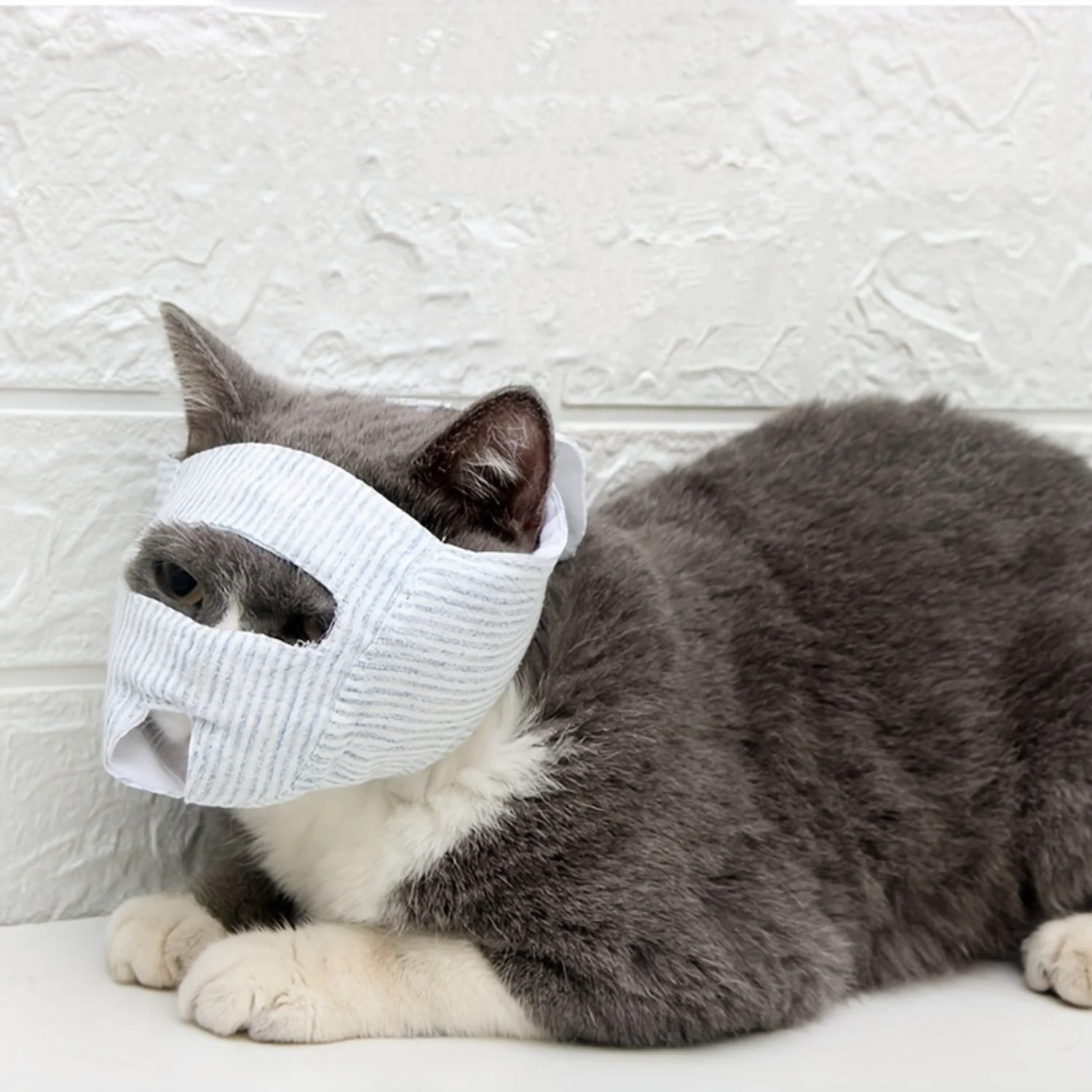 Cat Mask for Pet Grooming, Prevent Licking and Biting, Ideal for Bathing and Injections, Cat Muzzle Headgear for Cats