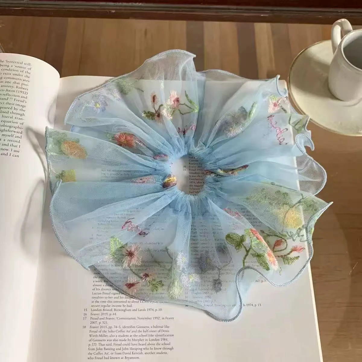 1 Stück Haargummi mit Blumenstickerei, großer Darmhaargummi, neuer Super-Fairy-Landhausstil, zum Binden von Pferdeschwänzen und Duttfrisuren, Haarblume – Detail 6