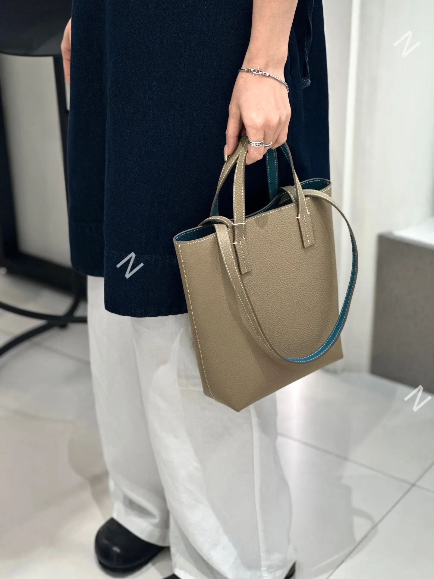 

2-in-1 Fashion. This K-Style Reversible Bag is Your Tote, Bucket & Shoulder Bag in One.