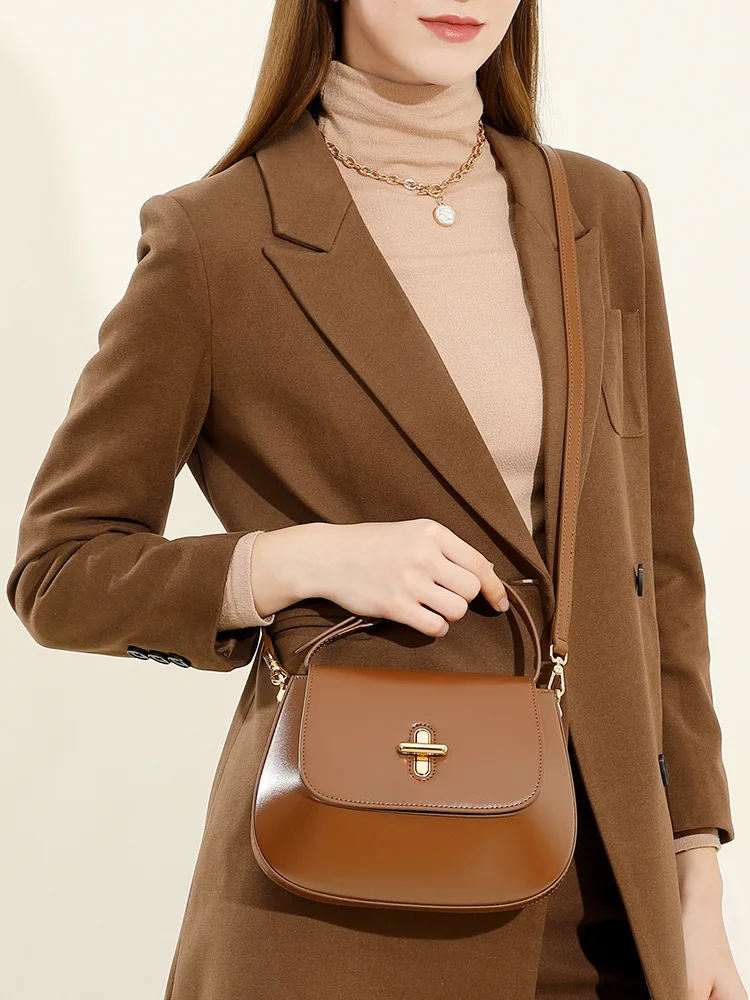 Bolso cruzado de cuero genuino de estilo coreano para mujer, bandolera ligera de lujo con forma de cápsula de alta gama, piel de vaca castaña, 2025