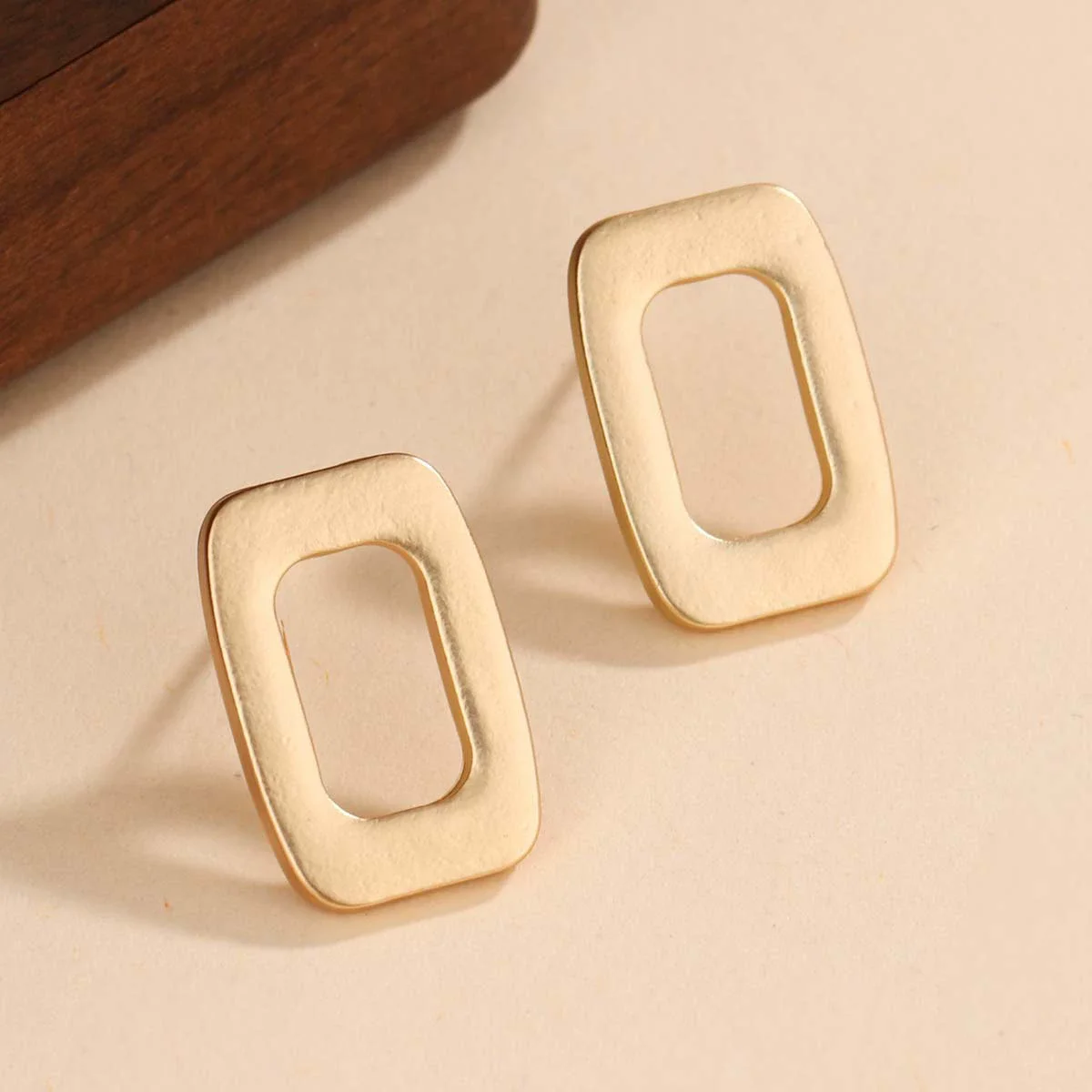 Hollow Out Rectangle Shape Drop Earrings for Women Golden Color Metal Geometry Dangle Earrings Simple Jewelry Gift