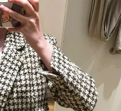 

Женский элегантный серый костюм-двойка с длинными рукавами и приталенной юбкой.