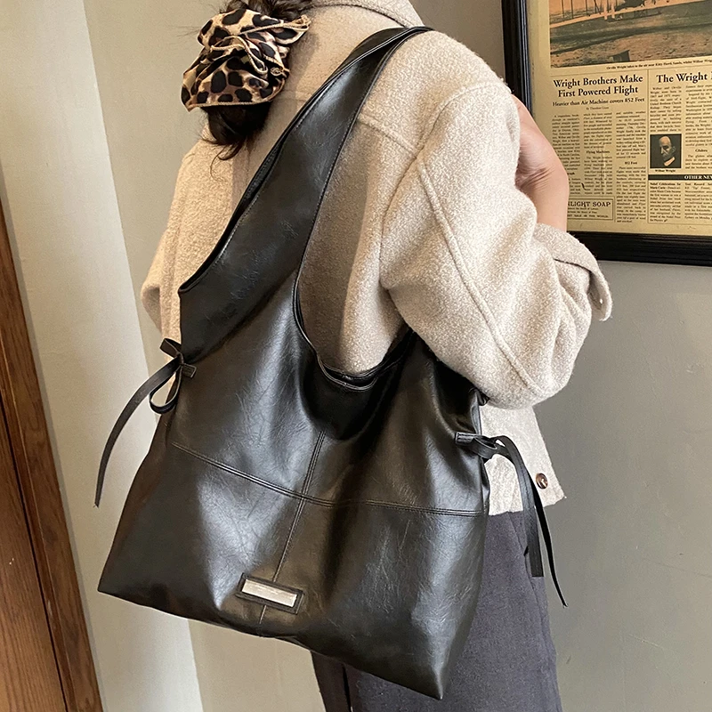 2025 Autunno/Inverno Tote casual di grande capacità Borse a tracolla in tinta unita con cerniera in PU Borse da viaggio quotidiane durevoli impermeabili