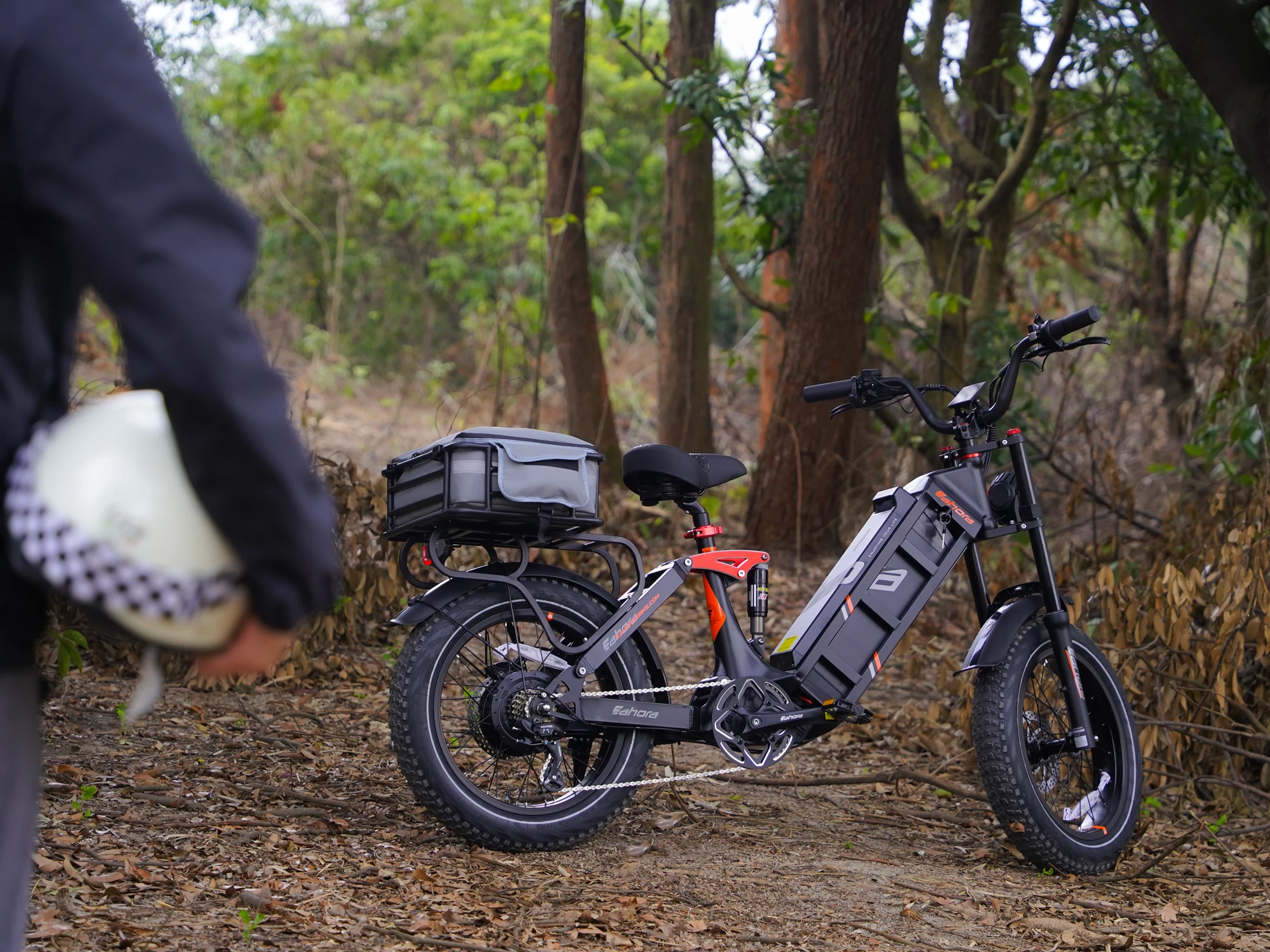 JYF Eahora Juliet 2 e-bike 250W brushless motor 52V/60Ah lithium battery 20 * 4 tires 100-110 miles per charge digital display view 5