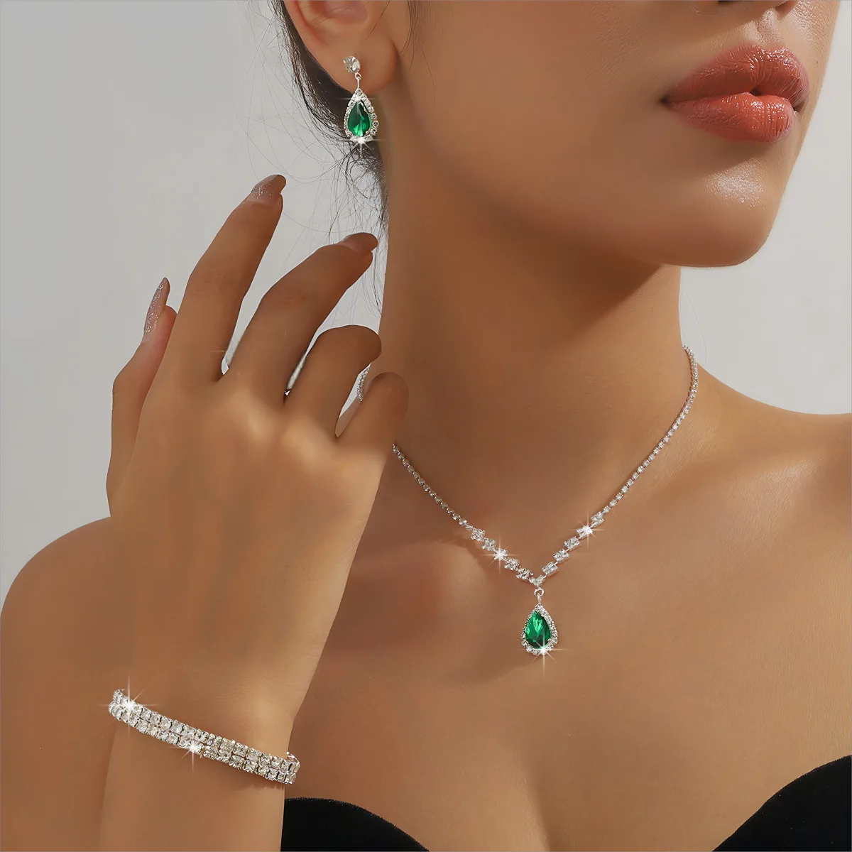 

Korean version of fashion water drop earrings necklace jewelry set exquisite bridal jewelry light luxury set niche design