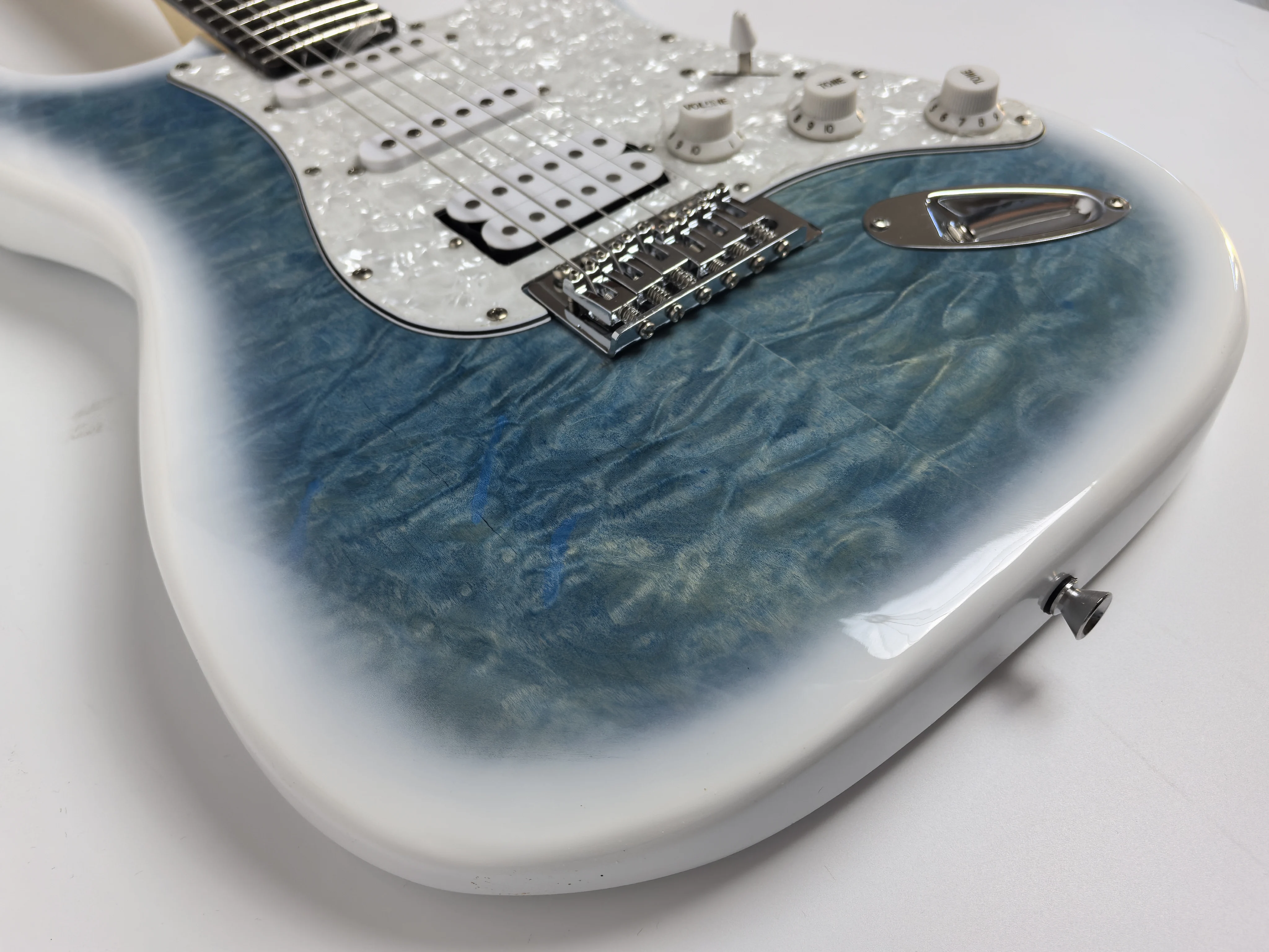 Factory direct, white circle blue tiger skin pattern, 6-string poplar electric guitar, in stock, customizable.