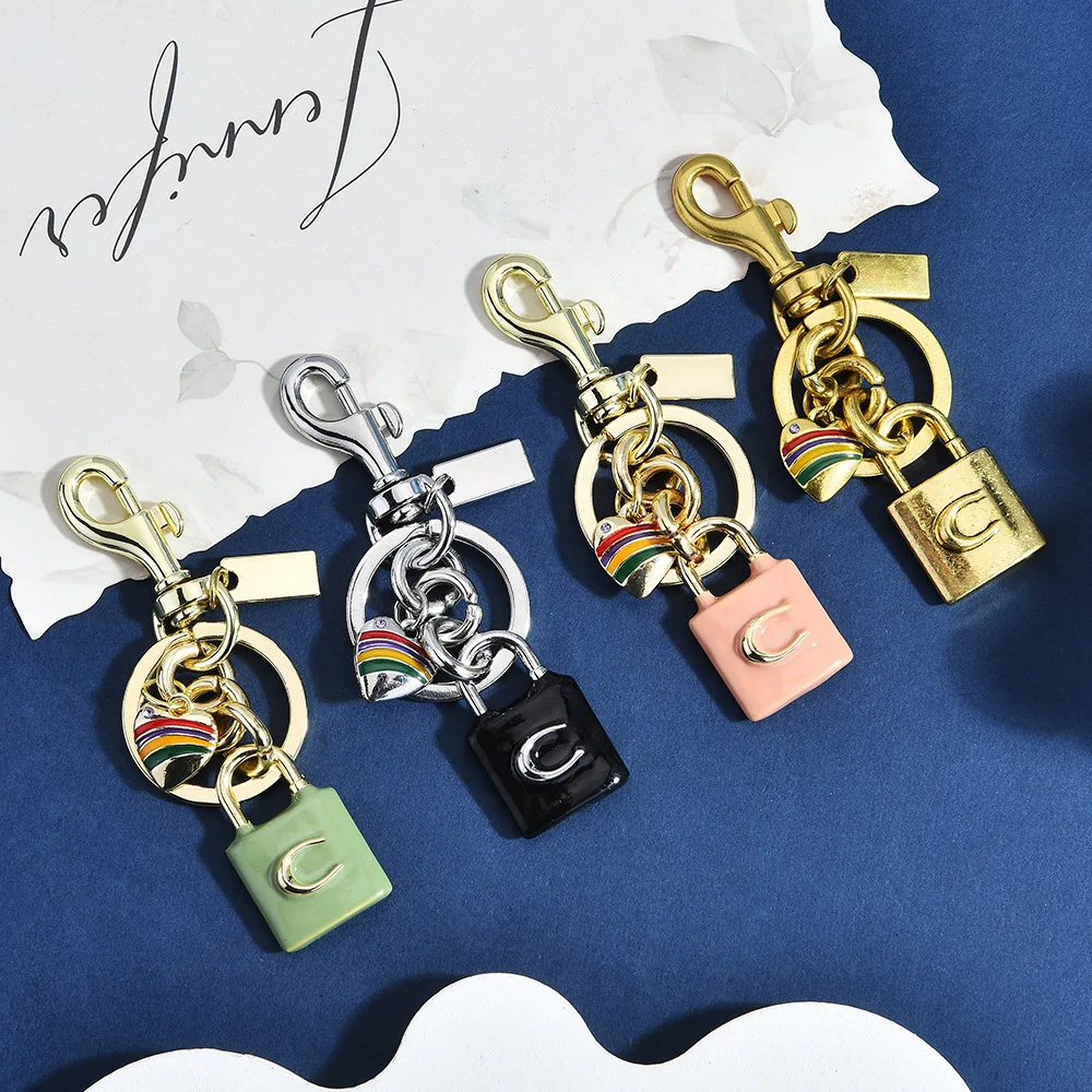 Breloque de sac en métal émaillé en forme de cadenas et de cœur rayé, porte-clés personnalisable, accessoire de sac à main de créateur, cadeaux significatifs pour petites amies