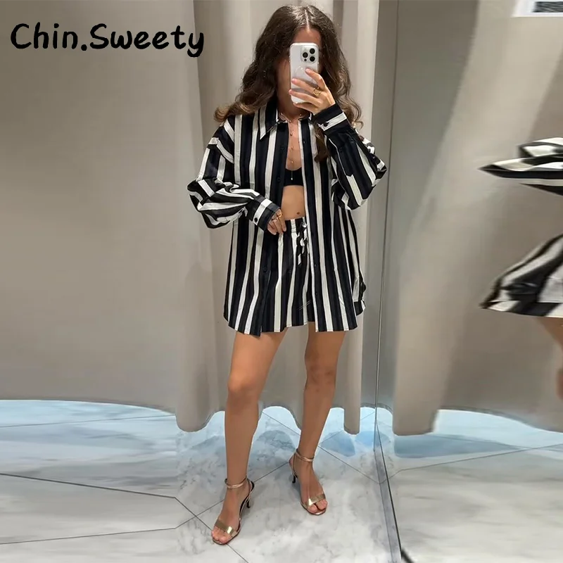 シックなストライプ柄ショートセット レディース ゆったりラペル 長袖 シングルブレストトップス ワイドレッグショートパンツ 2025 夏 レディース ハイストリートスーツ