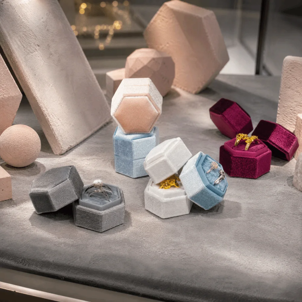 Praktische Samt-Schmuckschatulle im Hexagon-Design, elegante Schmuckvitrine mit doppeltem Fach, weiche, hochwertige Schmuckaufbewahrungsbox, Geschenk – Detail 6