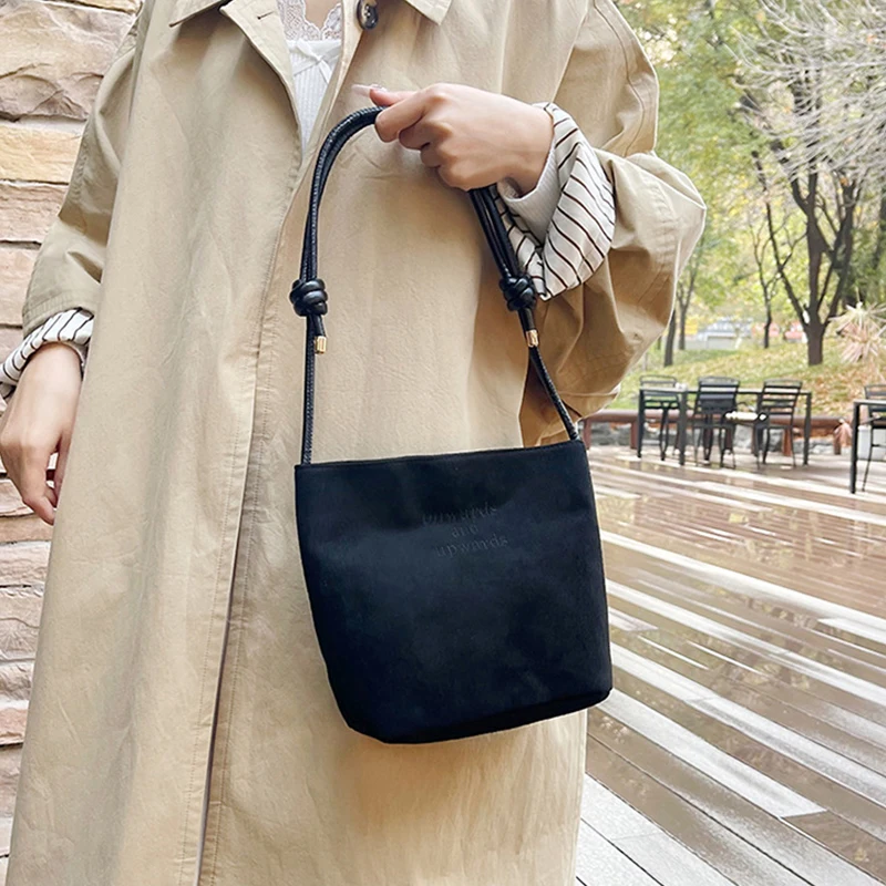 Damen-Handtasche aus Wildleder mit großer Kapazität und Buchstabenmuster, magnetische Schnalle, Samt, PU-Unterarmtasche im Retro-koreanischen Stil – Detail 8