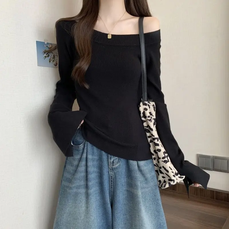 Maglione lavorato a maglia a maniche lunghe con collo obliquo e spalle scoperte da donna oversize Maglione coreano leggermente paffuto mm con strato inferiore