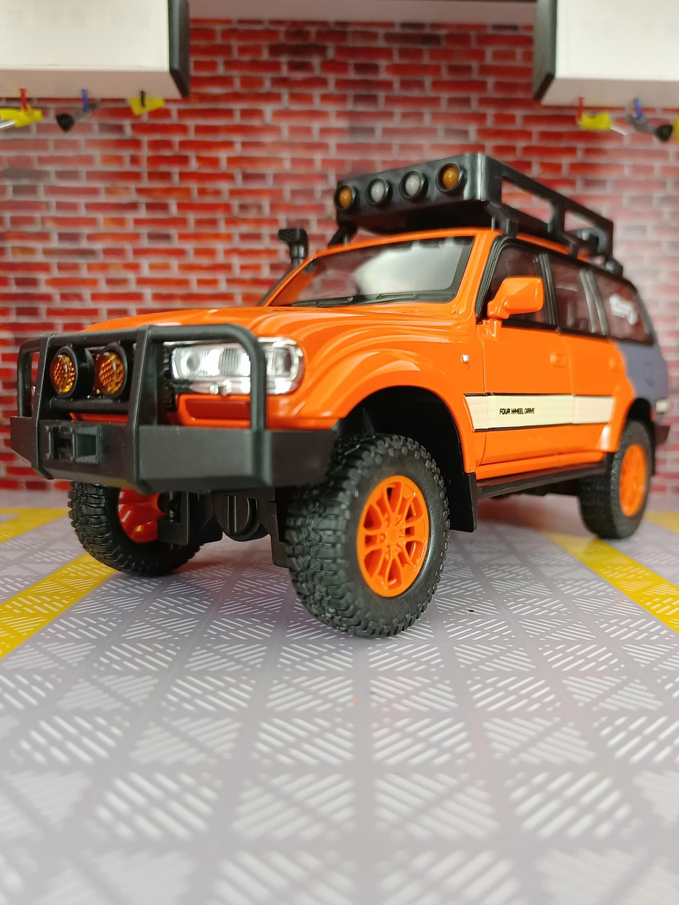 

1:24 Land Cruiser LC80 SUV Alloy Model Car Toy Diecasts Metal Casting Sound and Light Car Toys For Children Vehicle