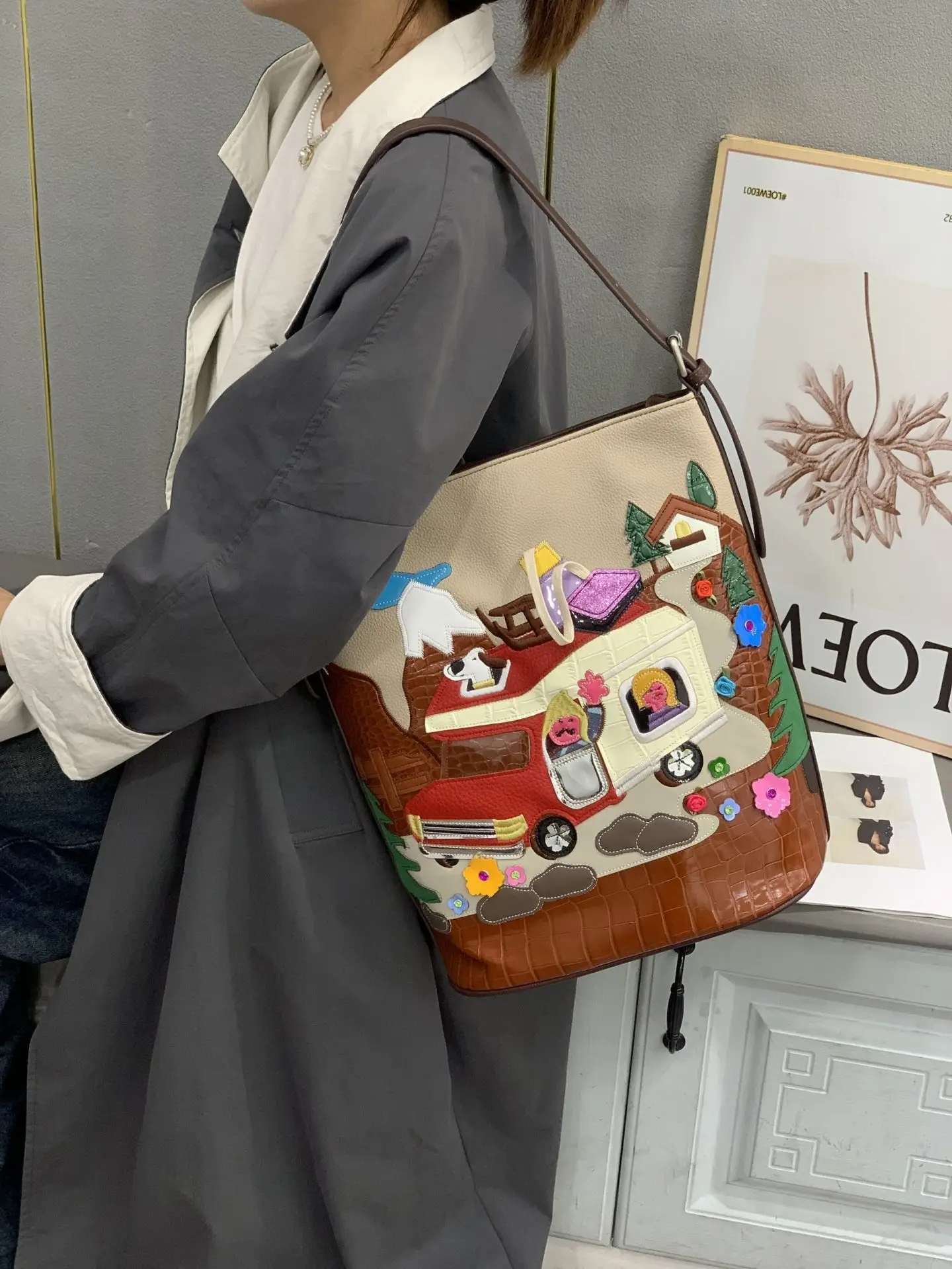 bolso-de-hombro-minimalista-con-textura-artistica-para-mujer-modelo-2026-con-bordado-y-patchwork-casual-y-Unico
