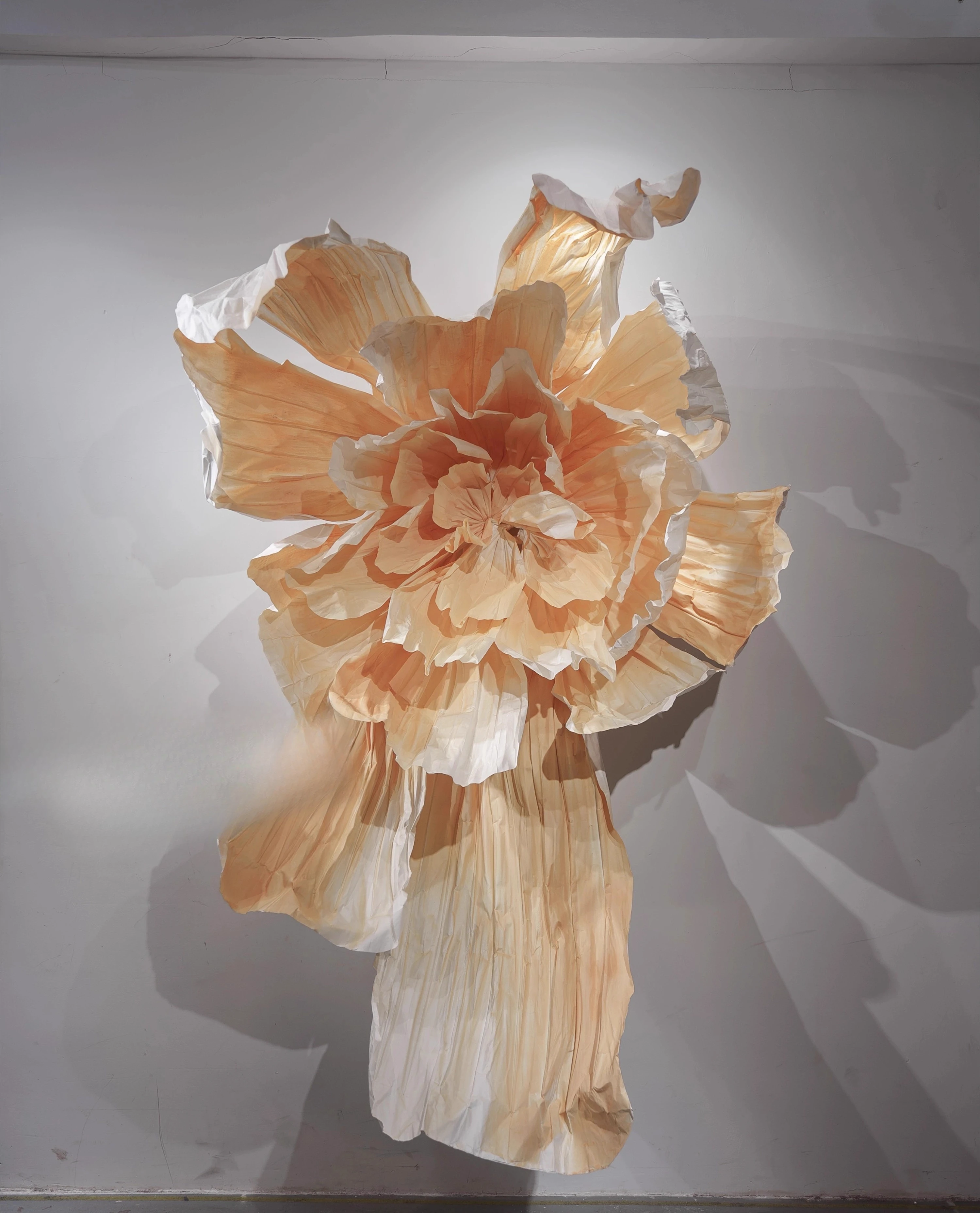 Giant paper art flower wedding background champagne smudge gradual change fold decoration three-dimensional wedding props
