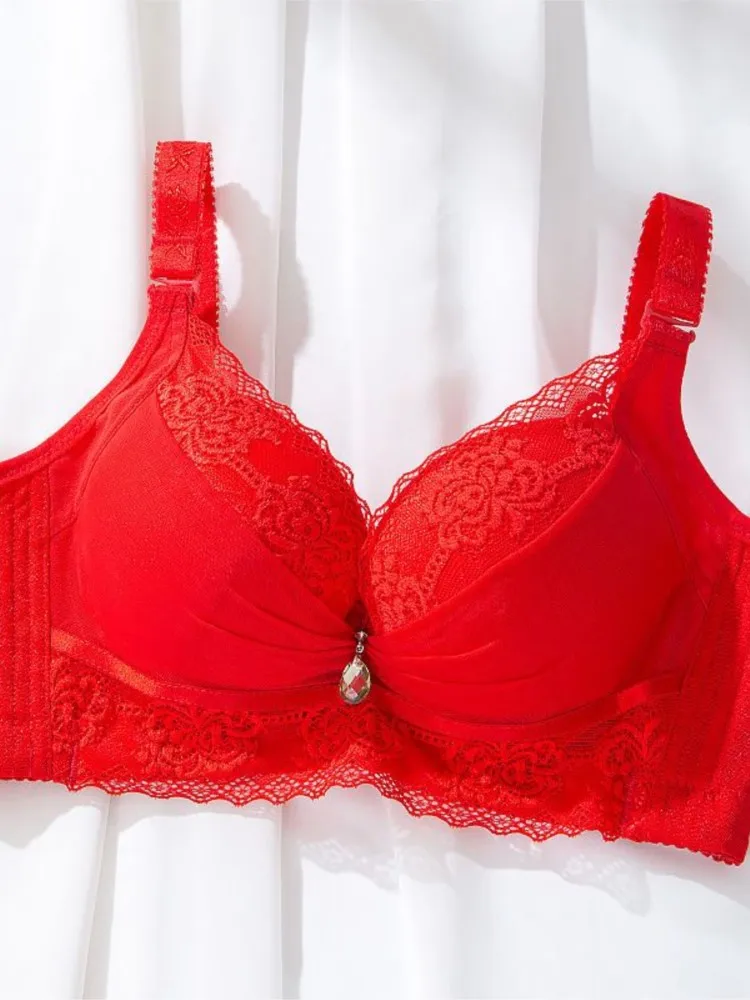 Gather up women\'s bras and bras without steel rings to prevent them from losing weight, making them comfortable and pure