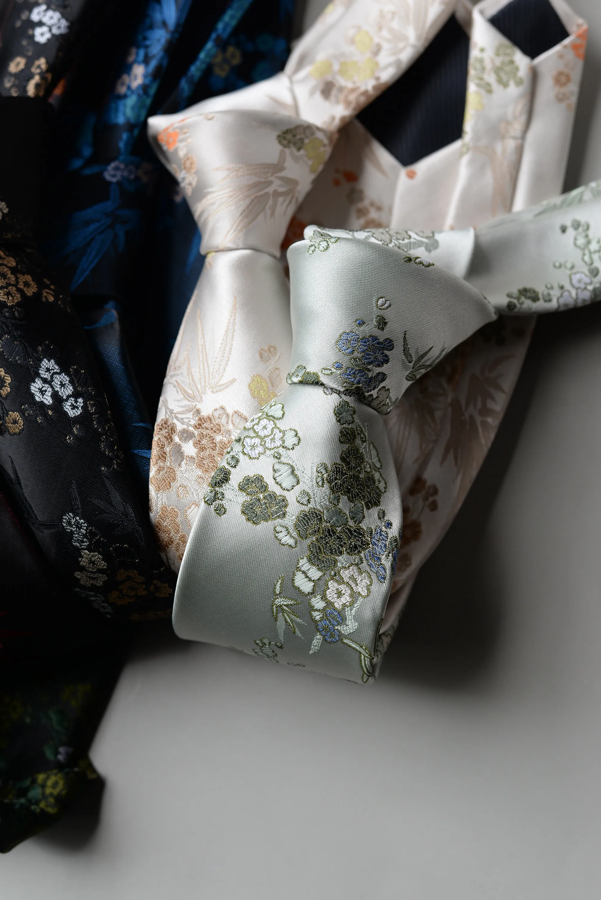 8cm Neue Blumenkrawatte für Herren Vintage Luxus-Krawatte mit Bambus- & Blumenmuster für Anzug und Hemd – Detail 8