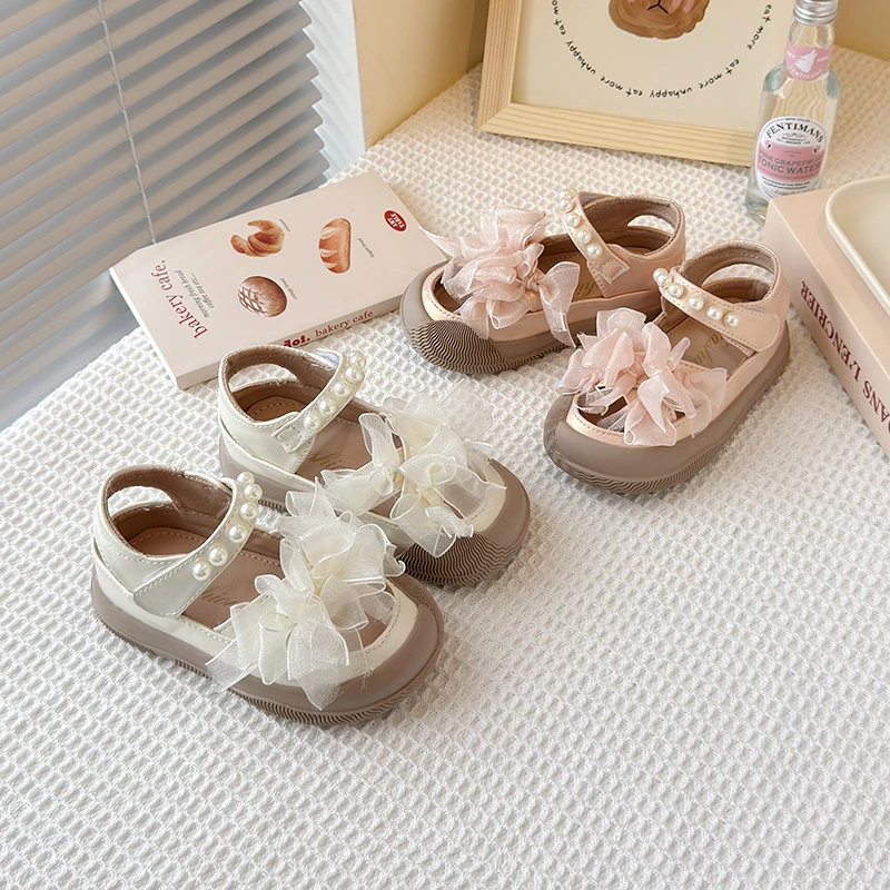 

Сандалии принцессы для девочек, новинка 2023 года, детские летние сандалии на плоской подошве с сеткой и кружевом, цветами, сладкий жемчуг, детские удобные нескользящие сандалии Baotou