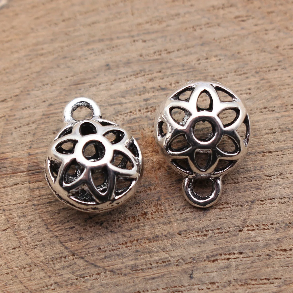 20pcs 16x13x8.6mm(0.63x0.51x0.34inch) Antique Silver Color 3D Hollowed-Out Flower Pattern Round Pendant Jewelry Findings