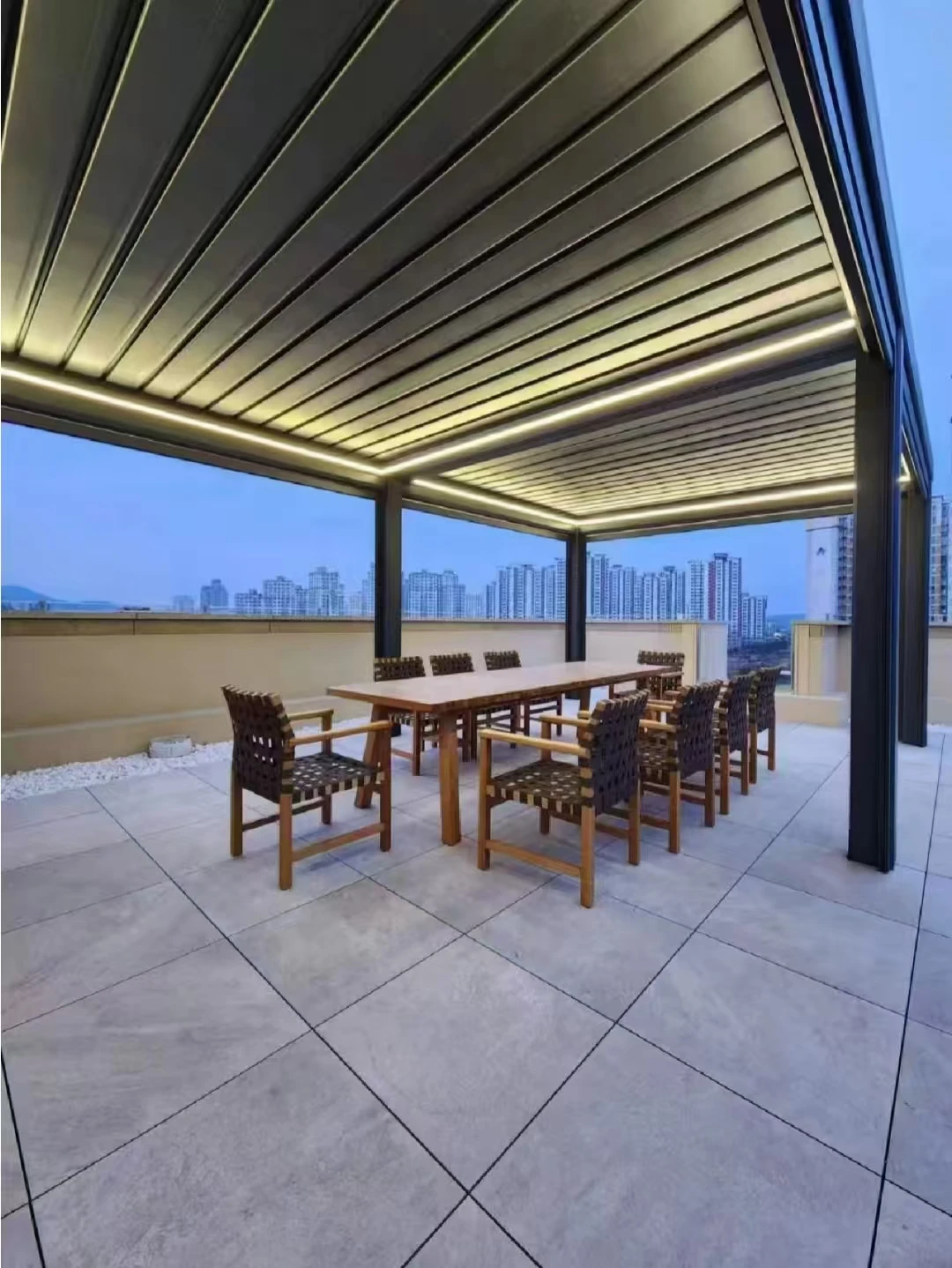 عريشة ألومنيوم معزولة من Wenets Modular Smart Bioclimatique