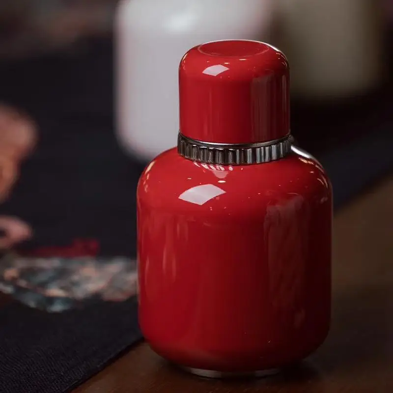 وعاء عازل حراري ببطانة من التيتانيوم النقي، وساعة ميكانيكية لوعاء الحساء، وغلاية عرض السيارة