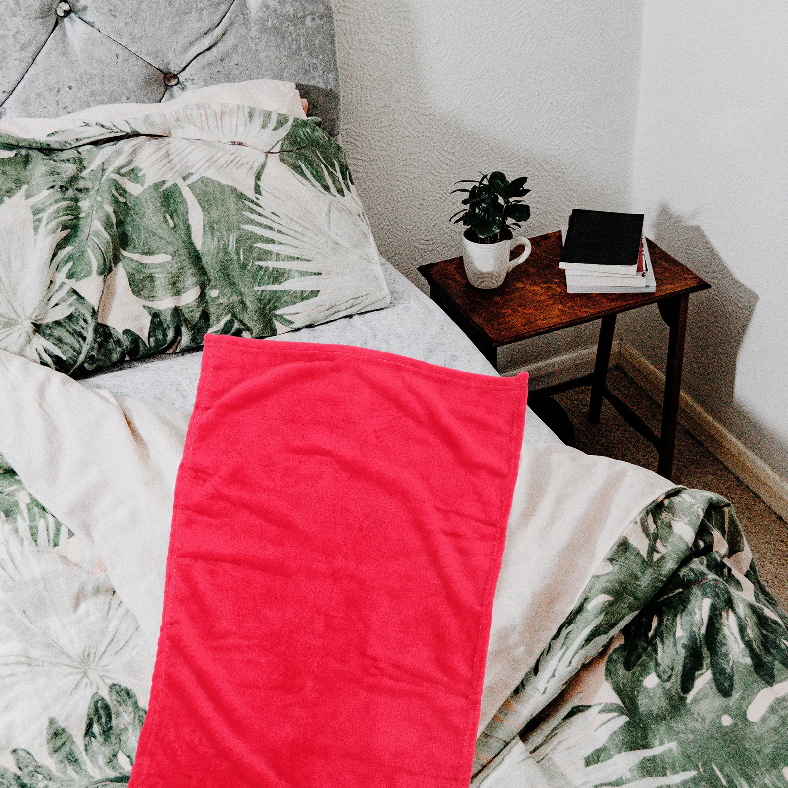 

Solid Color Flannel Pet Blanket Bright Red Lightweight Super Warm Pet Bedding Cozy Towel All Season Use