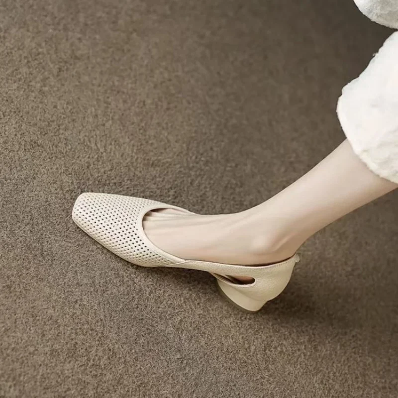 2026 Neue Damen-Pumps mit Quadratischer Spitze, Mittlerem Blockabsatz, Atmungsaktiven Ausschnitten und Weichem Leder für Büro und Arbeit – Detail 6