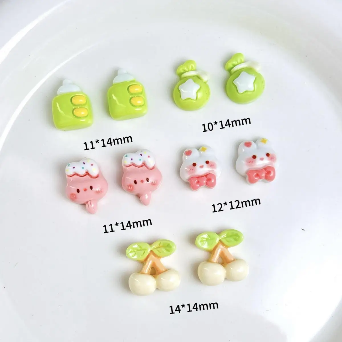 20PCS 사랑스러운 크리 에이 티브 병 넥타이 토끼 네일 매력 새로운 다채로운 작은 신선한 스타 가방 체리 수지 네일 아트 장식 DIY