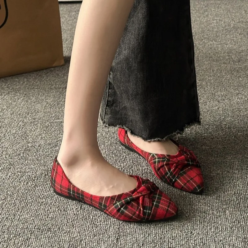 

2026 Women's Retro Plaid Fashion Casual Flat Shoes Spring and Autumn Pointy Light and Comfortable Low-top Shoes.