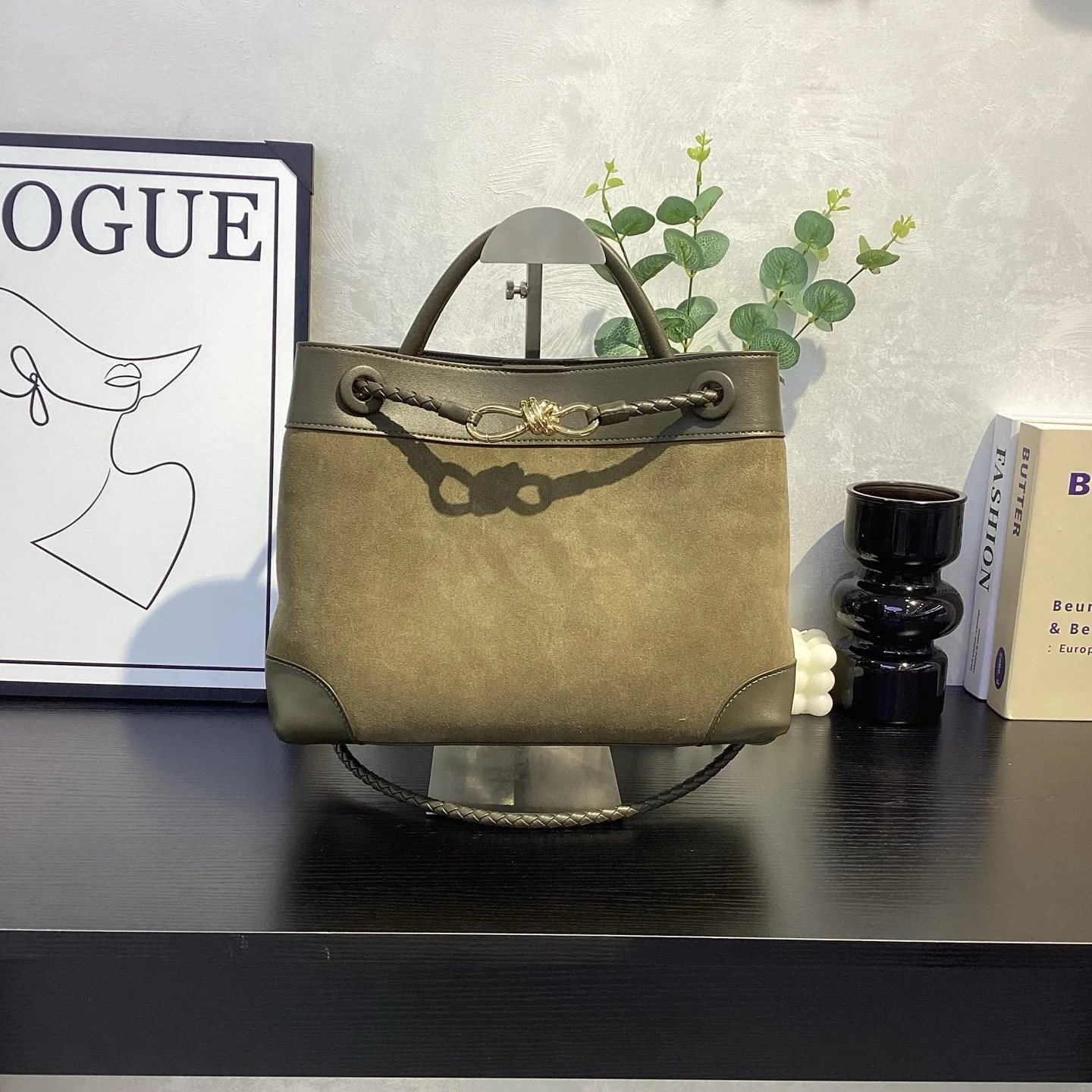 

25. Новая легкая роскошная простая женская сумка-тоут большой вместимости. Модная универсальная портативная сумка-мессенджер для пригородных поездок.