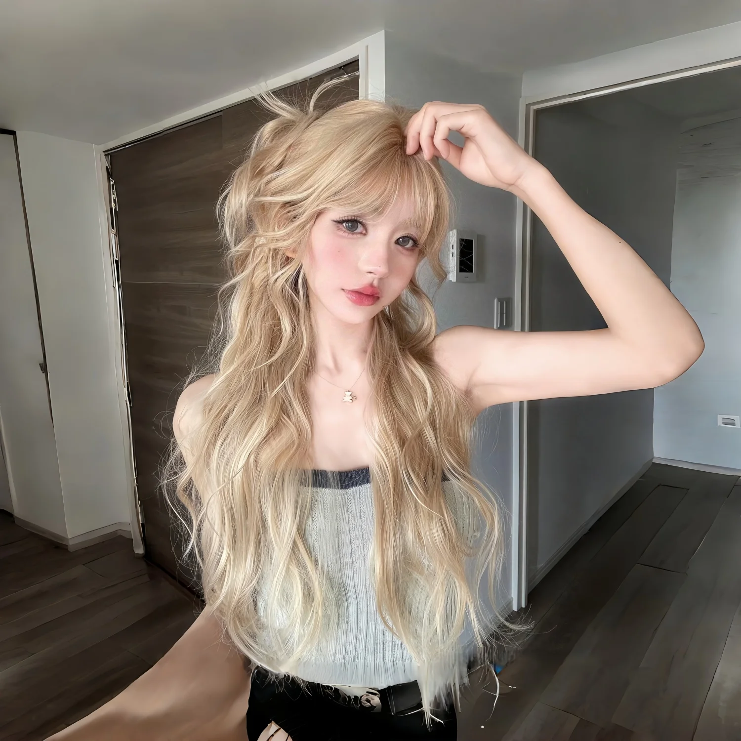 

Синтетический термостойкий волнистый парик, золотистого цвета, длиной 22 дюйма, из волокна, подходит для ежедневного использования, естественный и реалистичный.