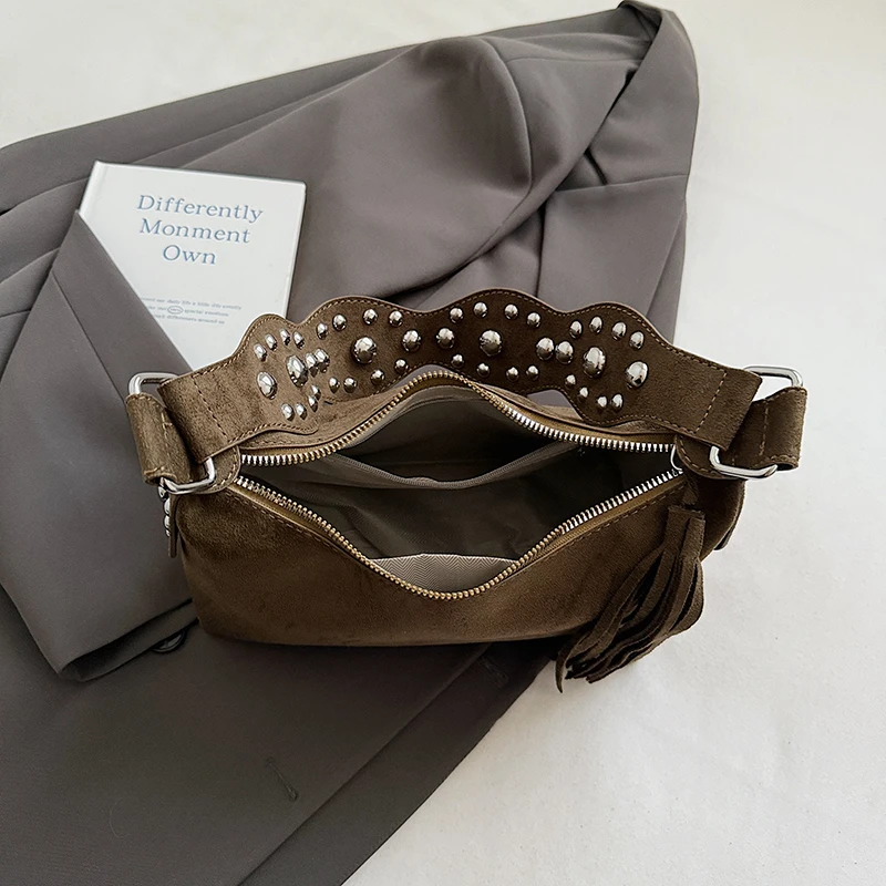 حقائب كتف عصرية من Leftside للنساء بمسامير وشرابات تصميم من جلد الغزال الصناعي حقيبة كروس 2025 أحدث حقائب اليد الفاخرة