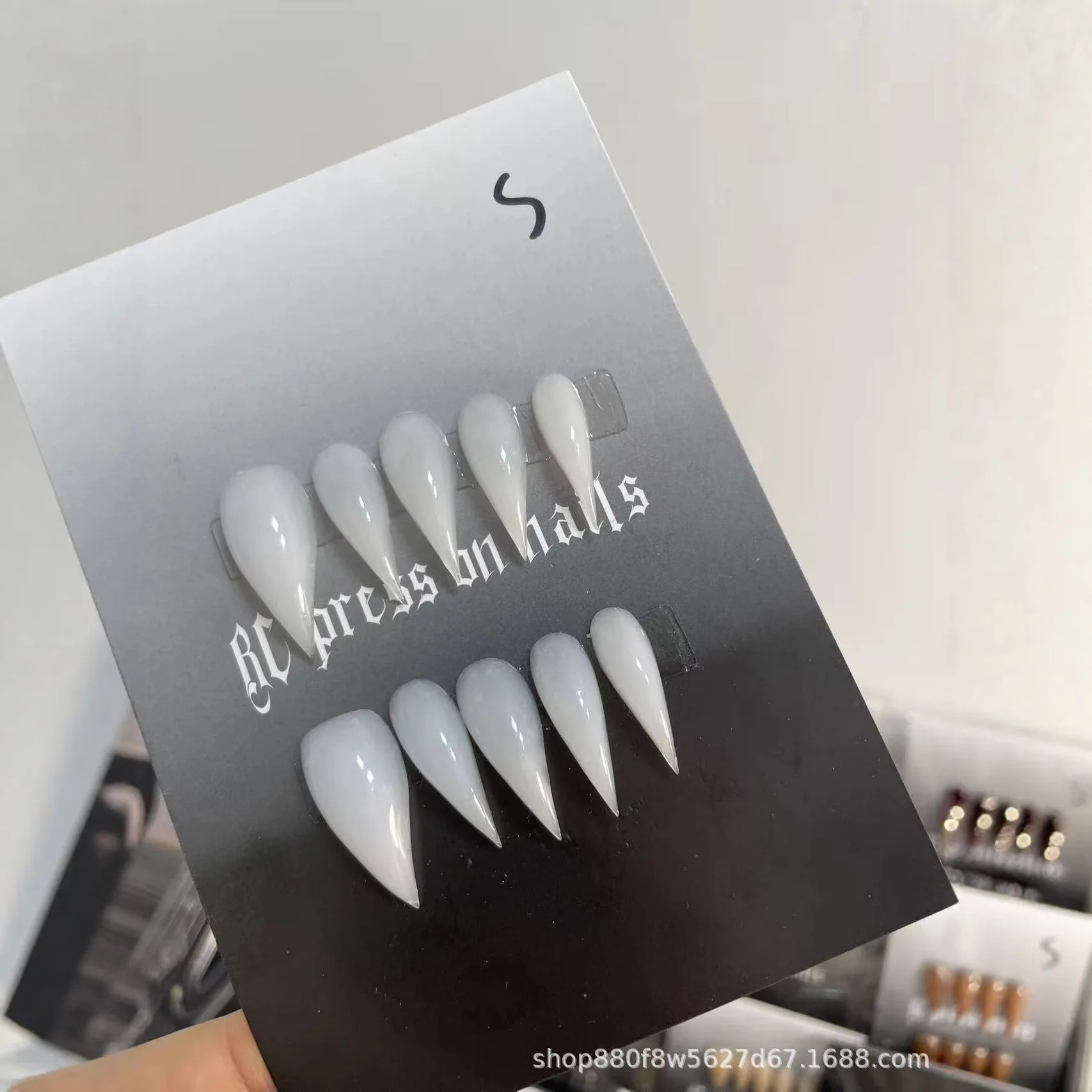 2026New10PCS Matte pure white gradient cat-eye fake nails, with an ultra-long pointed design, specially created for women.