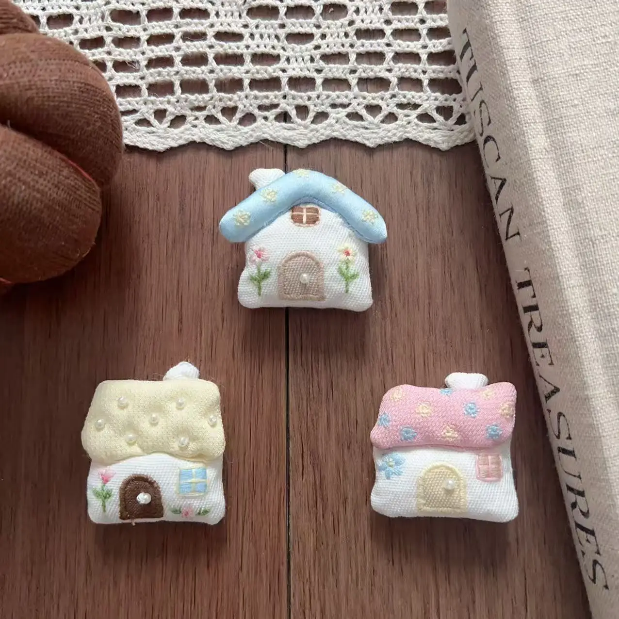 

Spring Stuffed Fabric Cartoon Three Color House Hair Clip Brooch Pin for Shoes Socks Bag Clothing Embellishment Premium Quality