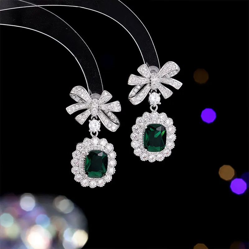 Un nicchia, un fiocco leggero e di lusso di fascia alta con orecchini in argento 925 con zirconi, abito da sposa, orecchini e orecchini da cena