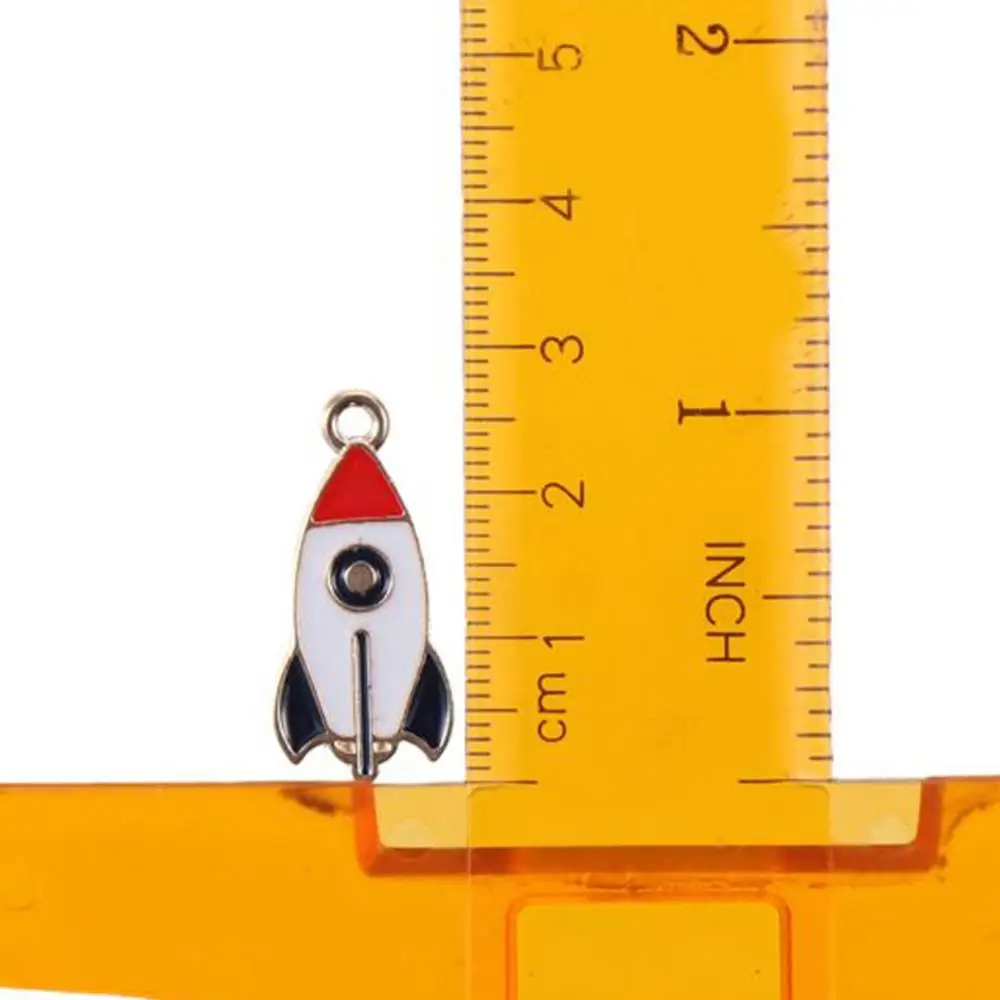 Dijes esmaltados de cohete chapados en oro esmaltado, colgantes esmaltados de aleación de Zinc de 13x27mm, abalorio con tema espacial para fabricación de joyas