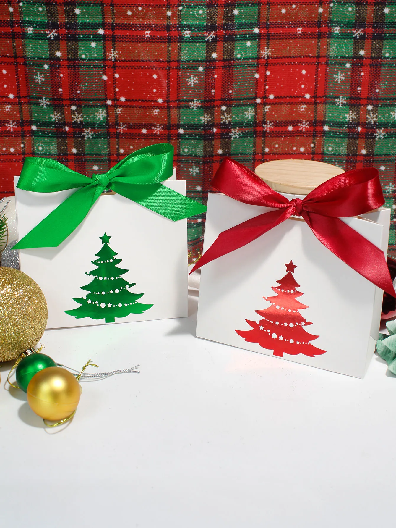 Happy Christmas candy box, children\'s gift box, festive decoration atmosphere, and candy placement