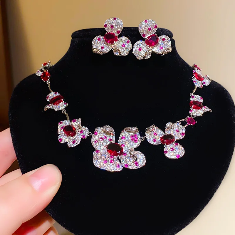 

Women's Vintage Zircon Flower Necklace And Earring Set Sparkling Jewelry Combo for Special Occasions