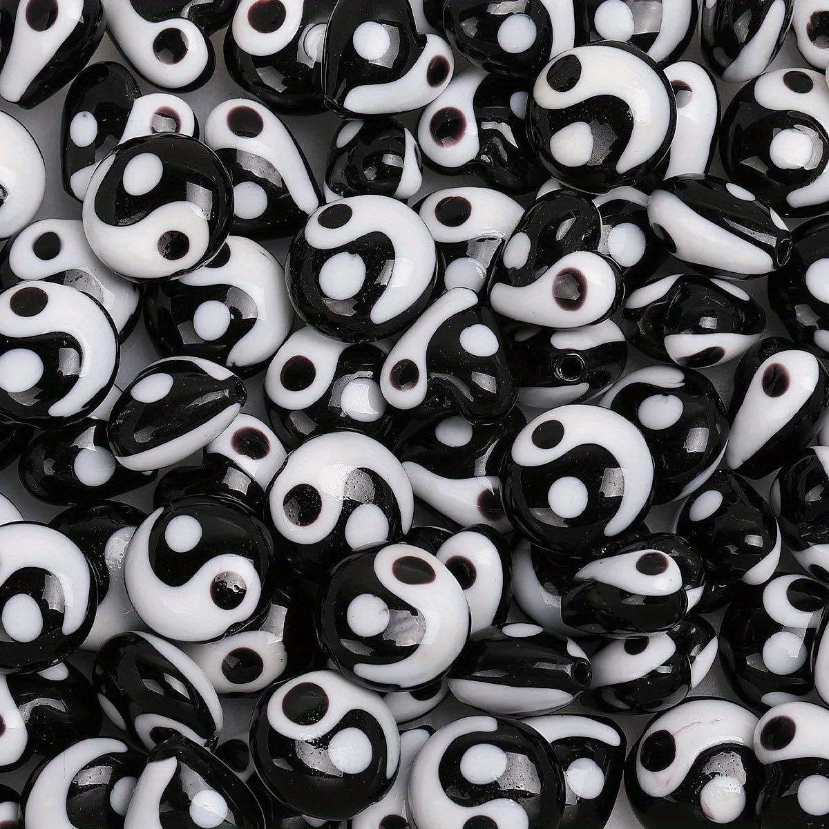 5 Stück schwarz-weiße Tai Chi flache runde Herzform Glasur Glasperlen für Schmuckherstellung DIY lose Distanzperlen für Armbänder