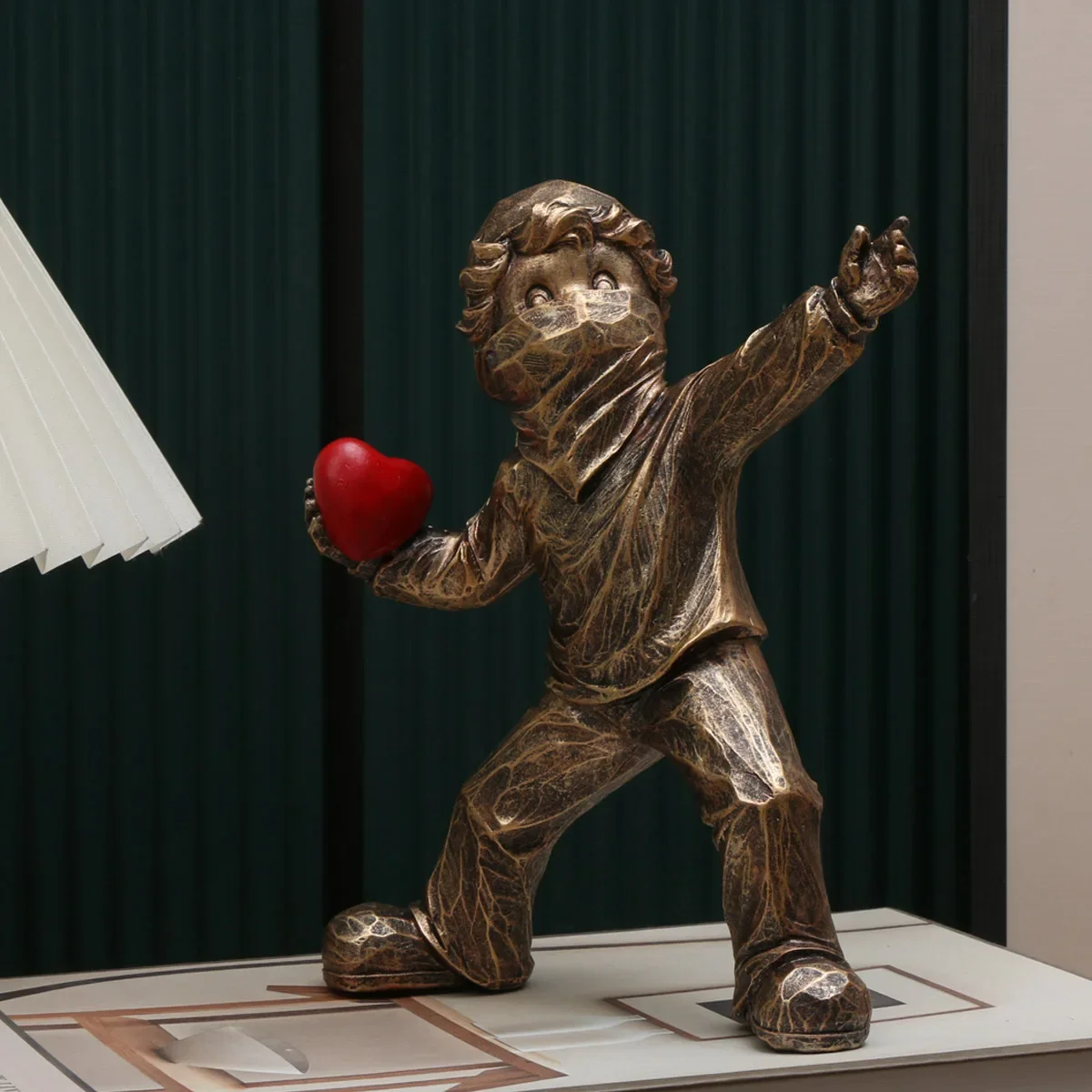 1 Pc Resin Banksy Love Sculptures Stone Thrower Statue Home Decoration Desk Accessories Collectible Figurine Decorative Interior