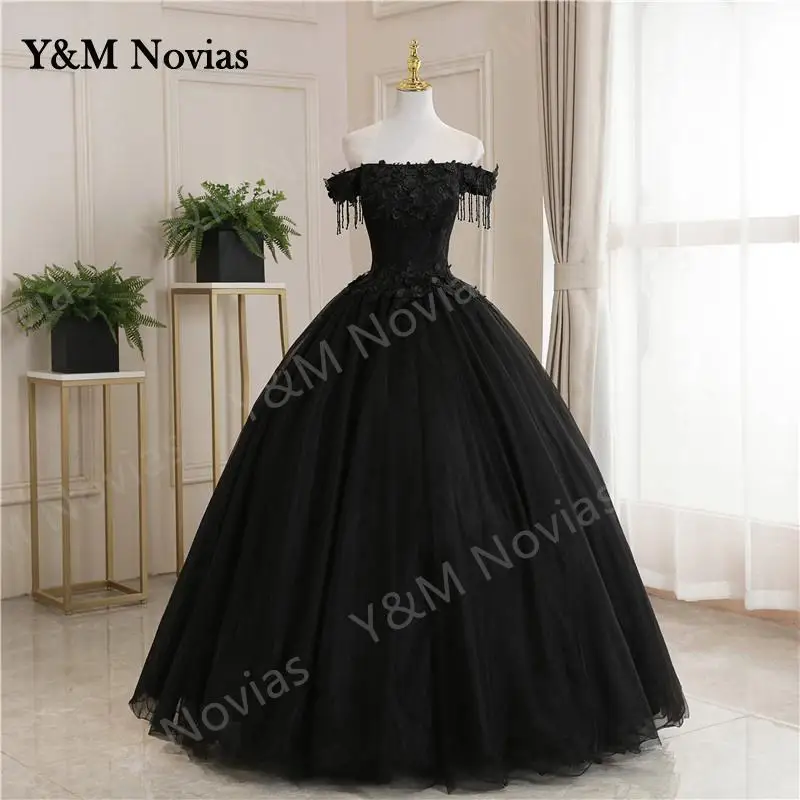 Nuovo Off The Shoulder abiti Quinceanera neri abito da ballo da ballo classico pizzo ricamo perline Plus size abiti da 15 anni