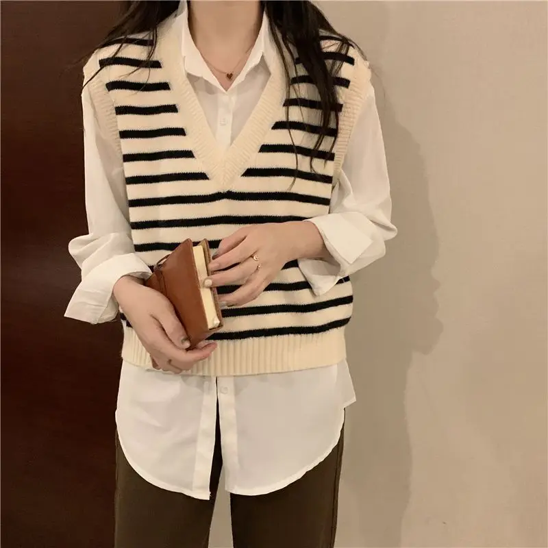 Spring Autumn Loose Black White Striped V-neck Casual Tanks Sleeveless Youth Knitting Vest Top Fashion Vintage Women Clothing