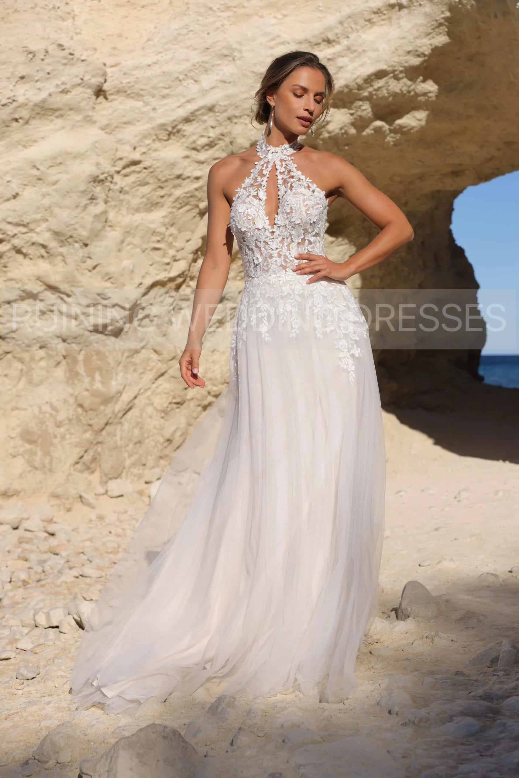 Customized Halter Backless Wedding Dresses For Women Lace Appliqued A-line Russian Bride Dress Keyhole vestidos de novia 2026