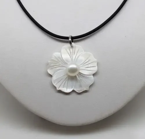 Beautiful Natural White Freshwater Mother Of Pearl Shell Flower Pendant Necklace