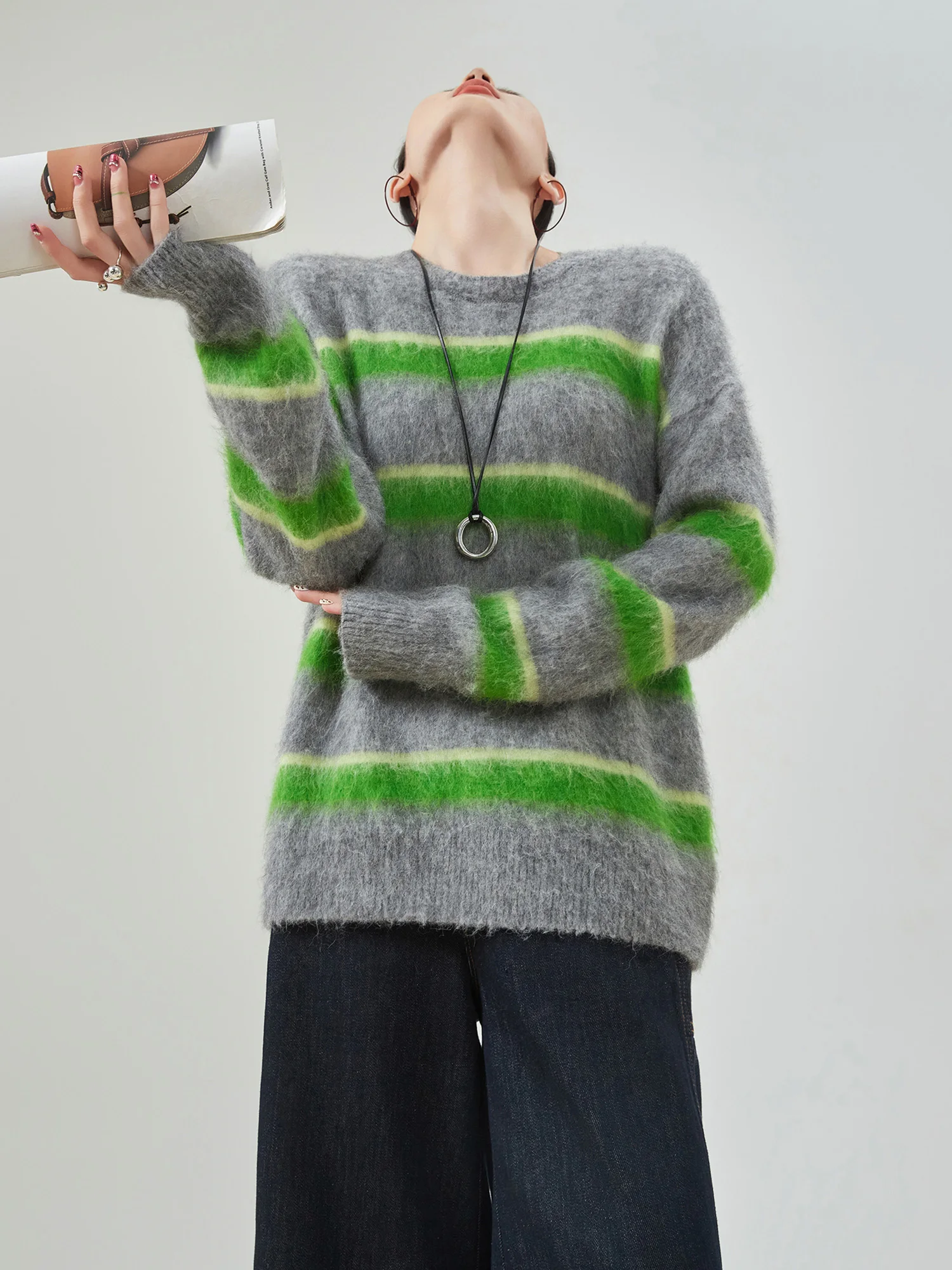 

Свободный женский вязаный свитер с круглым вырезом, мягкий, пушистый, в полоску, в корейском стиле, для ленивого образа, весенний сезон, полиэстер...