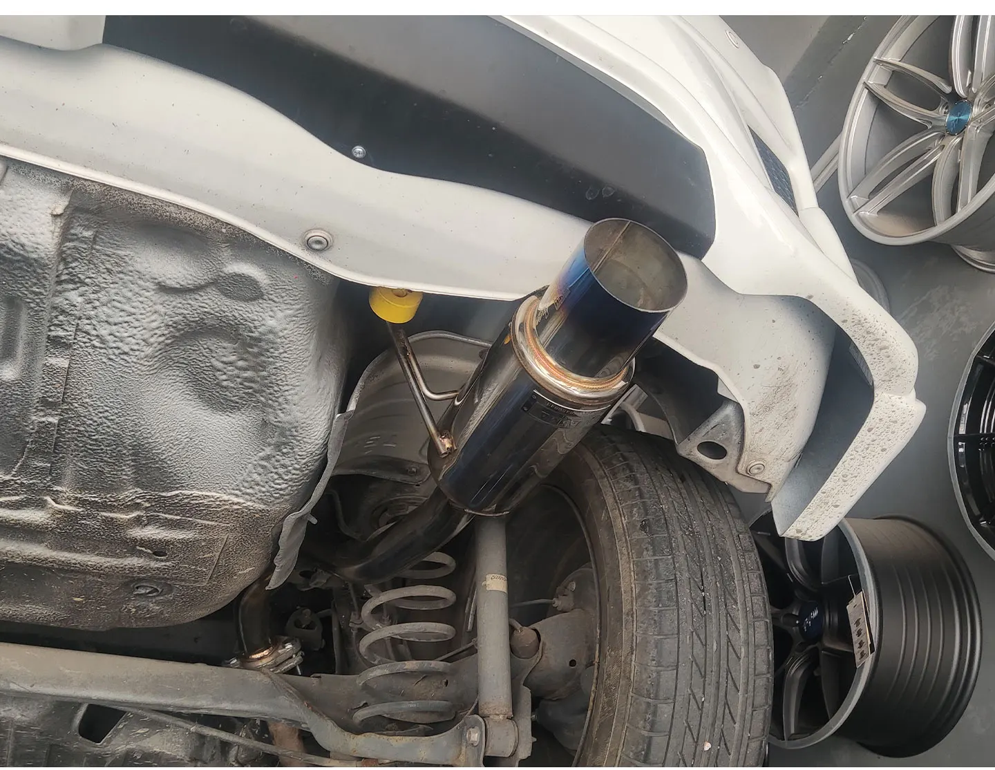 HKS 89mm-Style Heck-Auspufftopf, JDM Abgewinkelter Direktfluss-Stil, Japanische Rennwagen-Modifikation, Sportlicher Auspuffklang – Detail 14