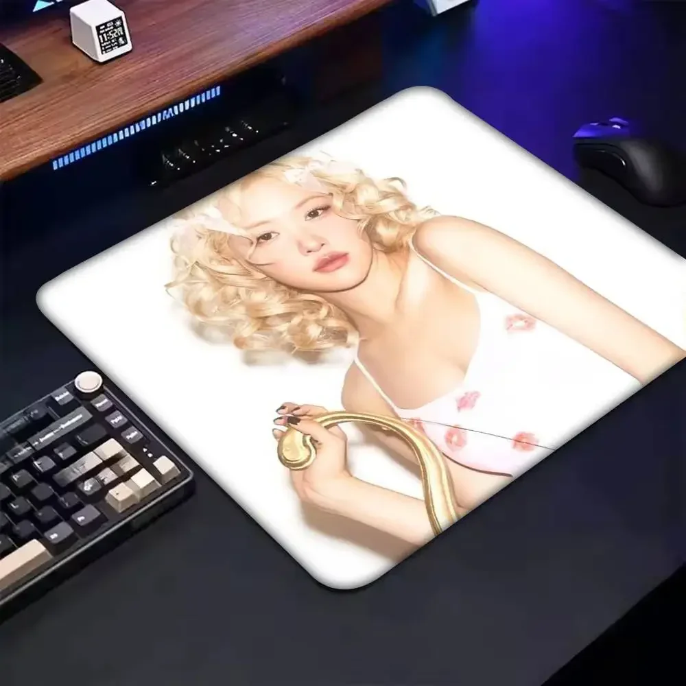 KPOP Singer Jennie Kim Mousepad Small LockEdge Mouse Pad For Gamers Computer Desk Pad Rectangular Anti-slip Rubber