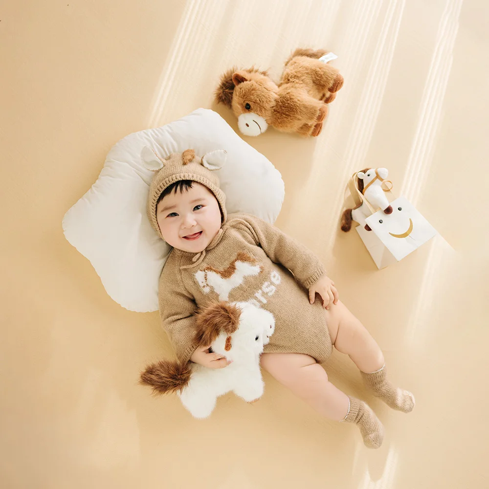 Perlengkapan Fotografi Tema Kuda Bayi 100 Hari Kostum Rajutan (Topi + Jumpsuit) Mainan Boneka Kuda Lucu Dekorasi Foto untuk Studio Sederhana